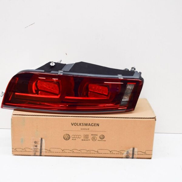420945096F - NEW AUDI R8 REAR RIGHT TAILLIGHT 420945096F ORIGINAL