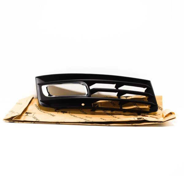 4E0807680K - NEW AUDI A8 4E FRONT BUMPER RIGHT FOG LIGHT GRILL 4E0807680K ORIGINAL