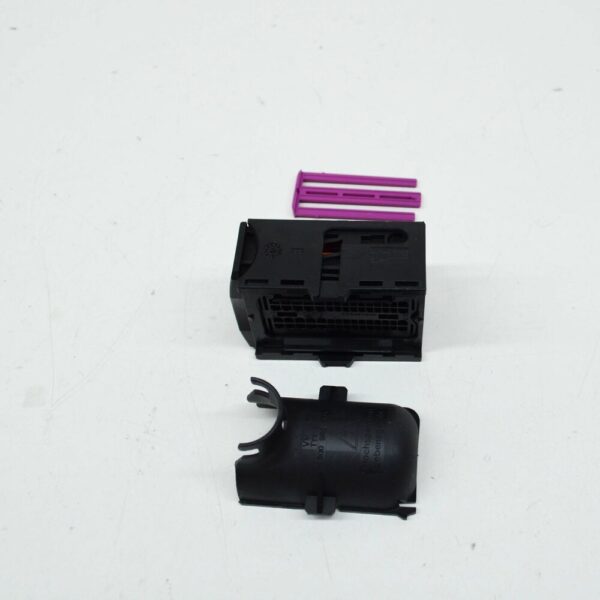 5Q0906379 - NEW AUDI A1 SPORTBACK GB FLAT CONTACT HOUSING 5Q0906379