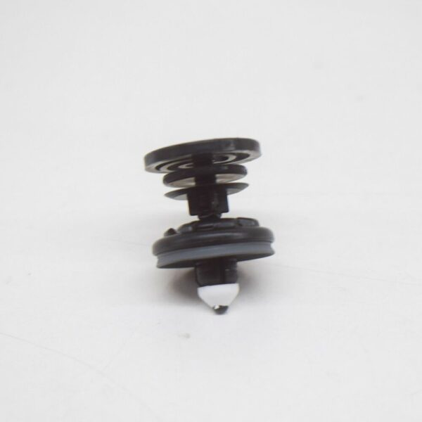 7L6868243 - NEW AUDI A1 MK1 FRONT DOOR PANEL CLIP 7L6868243