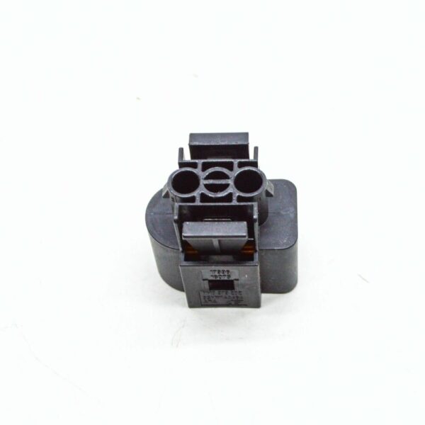 7M0973202 - NEW AUDI A3 8P WINDSCREEN WASHER SYSTEM FLAT CONTACT HOUSING 7M0973202 ORIGINAL