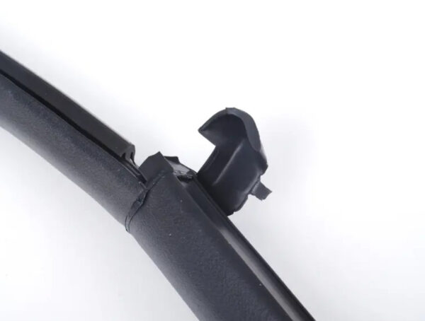 8E0837911M - NEW AUDI A4 B7 FRONT LEFT OUTER DOOR SEAL RUBBER 8E0837911M ORIGINAL