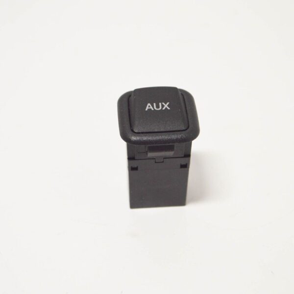 8J0035475 - Audi Q3 A1 A3 A4 A5 A6 R8 Q5 AUX In Socket 8J0035475 NEW GENUINE