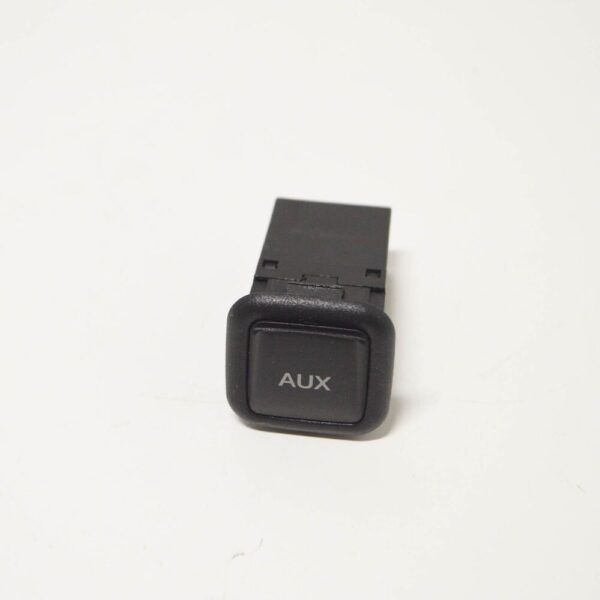 8J0035475 - Audi Q3 A1 A3 A4 A5 A6 R8 Q5 AUX In Socket 8J0035475 NEW GENUINE