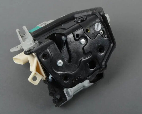 8K0839016G - NEW AUDI Q3 8U REAR RIGHT DOOR LOCK 8K0839016G ORIGINAL
