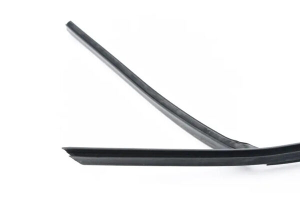 8P4837440B - NEW AUDI A3 8P FRONT RIGHT WINDOW GLASS SEAL 8P4837440B ORIGINAL