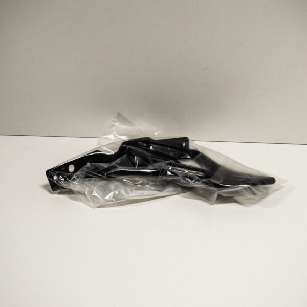 8U0821136 - NEW AUDI Q3 8U FRONT RIGHT FENDER WING BRACKET 8U0821136 ORIGINAL