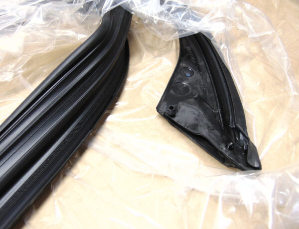 51337336964 - NEW BMW 5 G30 FRONT RIGHT DOOR WINDOW GUIDE RUBBER SEAL 51337336964 ORIGINAL