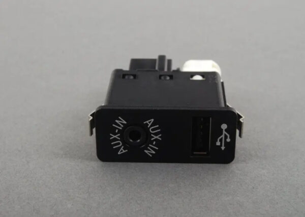 84109237654 - MINI COOPER R56 USB and Additional Input Female 84109237654 NEW GENUINE