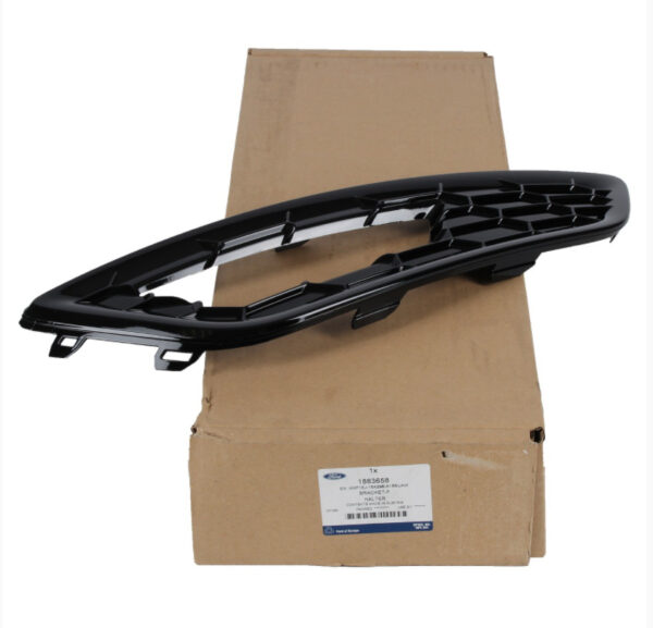 1883658 - NEW FORD FOCUS C346 MK3 FRONT BUMPER RIGHT FOG LIGHT GRILLE 1883658 ORIGINAL