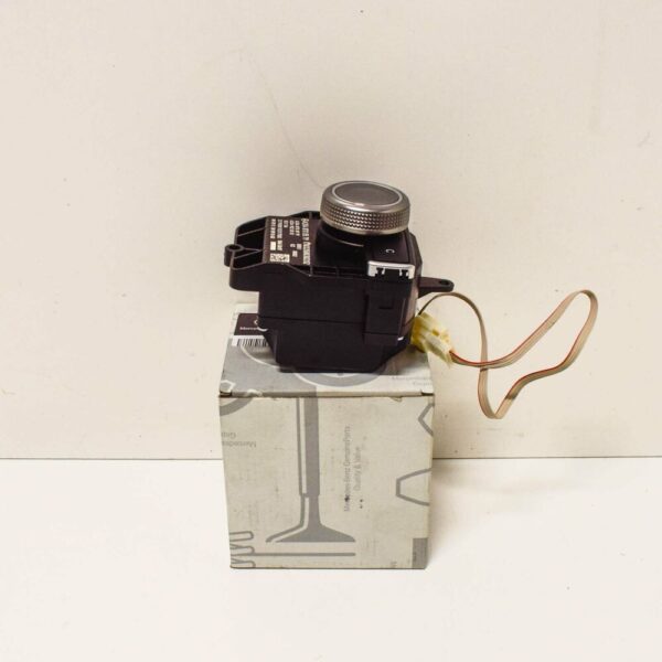A2048700579 - NEW MB C W204 CENTER CONSOLE STERIO CONTROL SWITCH A2048700579 OEM