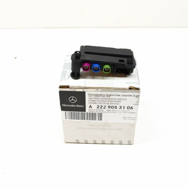 A2389055000 - NEW MERCEDES-BENZ S W222 ROOF AERIAL ANTENNA AMPLIFIER A2389055000
