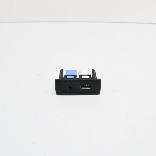 A4478200087 - MERCEDES-BENZ VITO W447 USB/AUX Adapter A4478200087 NEW GENUINE