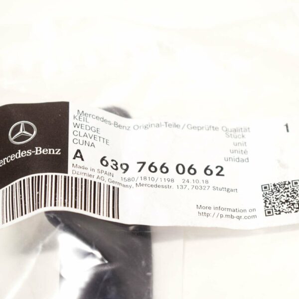 A6397660662 - NEW MERCEDES-BENZ VITO W639 REAR DOOR TOP AND BOTTOM WEDGE A6397660662
