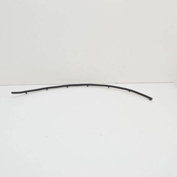 LR031395 - LR RANGE ROVER III L322 Rear RH Door Weatherstrip Retainer LR031395 ORIGINAL