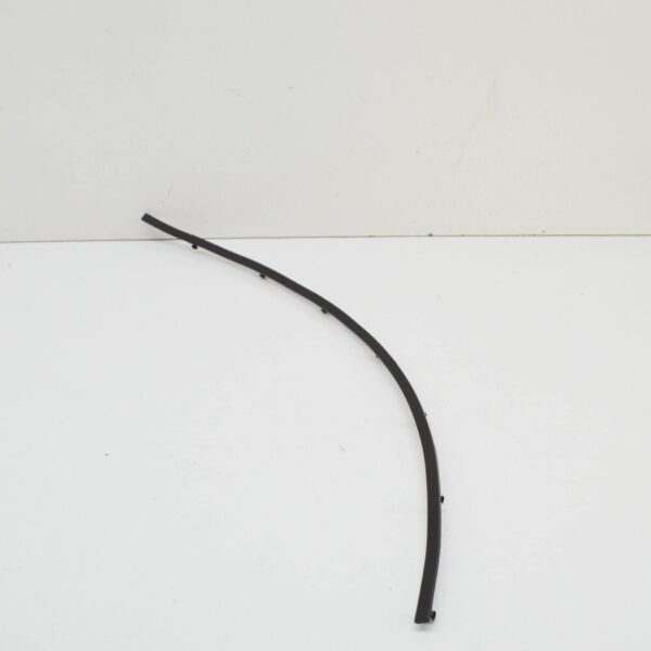 LR031395 - LR RANGE ROVER III L322 Rear RH Door Weatherstrip Retainer LR031395 ORIGINAL