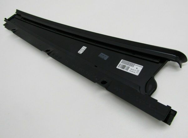 95B853351D - Porsche Macan 95b door strip rear left 95B853351D NEW ORIGINAL