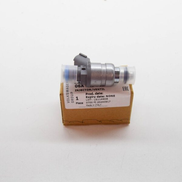 06A906031CT - VOLKSWAGEN CADDY 2K MK3 FUEL INJECTOR 06A906031CT NEW GENUINE