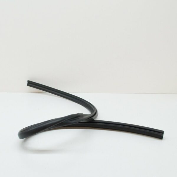 1K0823723C - NEW VOLKSWAGEN JETTA A5 REAR HOOD SEAL 1K0823723C