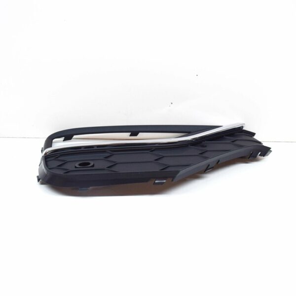 2H6898490ARYP - NEW VOLKSWAGEN AMAROK FRONT RIGHT FOG LIGHT GRILLE TRIM 2H6898490ARYP