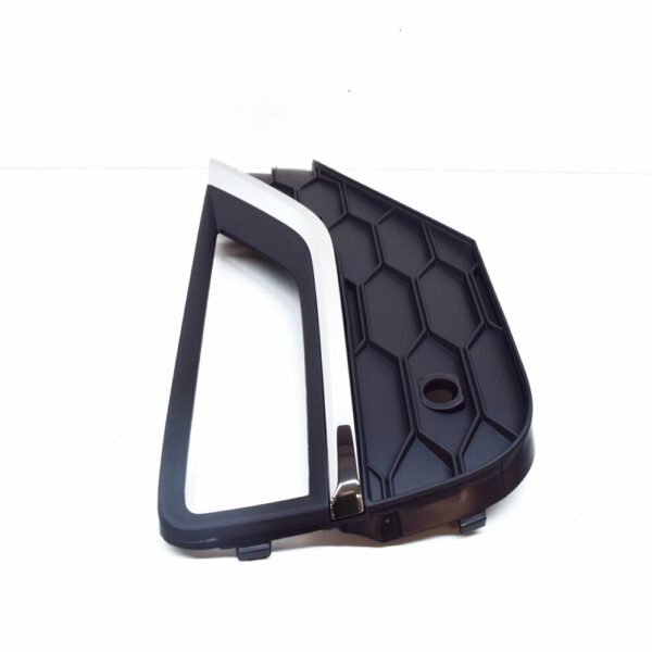 2H6898490ARYP - NEW VOLKSWAGEN AMAROK FRONT RIGHT FOG LIGHT GRILLE TRIM 2H6898490ARYP