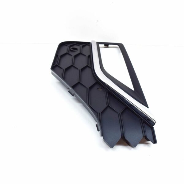 2H6898490ARYP - NEW VOLKSWAGEN AMAROK FRONT RIGHT FOG LIGHT GRILLE TRIM 2H6898490ARYP