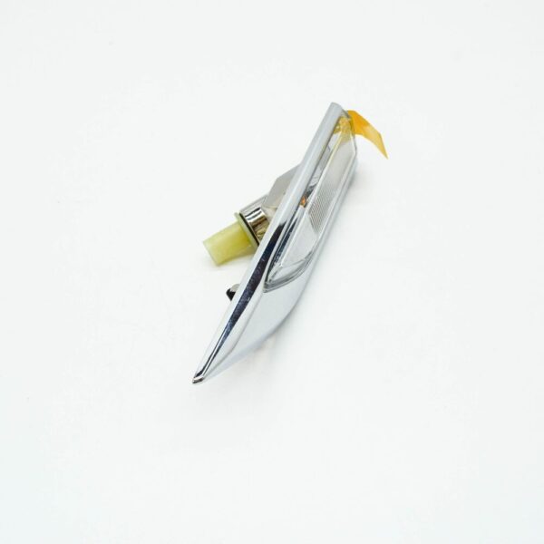 2K5949101A - NEW VW CADDY 2K MK3 FRONT LEFT FENDER TURN SIGNAL INDICATOR 2K5949101A ORIGINAL