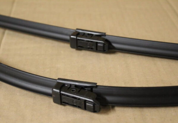 2K9998002 - New VW Caddy SB Mk4 Front Wiper Blades Set RHD 2K9998002 Genuine