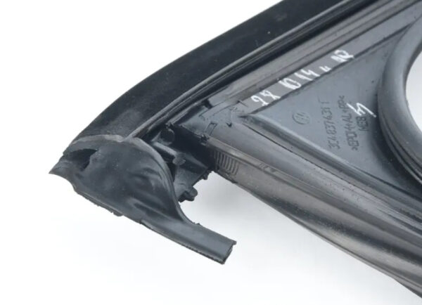 3C4837431F5AP - NEW VW PASSAT B7 FRONT LEFT DOOR SEALING RUBBER FRAME 3C4837431F5AP ORIGINAL
