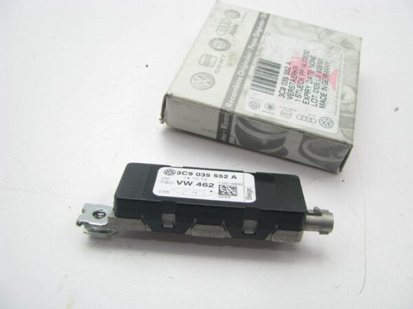 3C9035552A - NEW VW PASSAT B6 3C REAR RIGHT ANTENNA AMPLIFIER 3C9035552A ORIGINAL