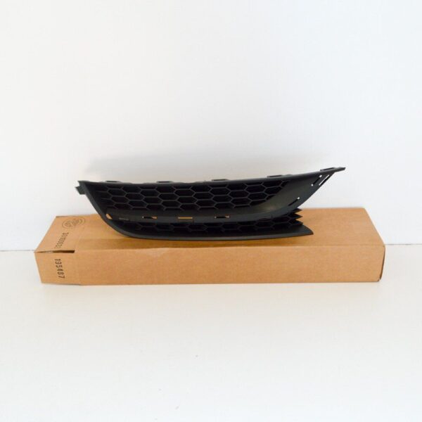 561853666C9B9 - NEW VOLKSWAGEN PASSAT B7 FRONT BUMPER RIGHT LOWER GRILLE 561853666C9B9 ORIGINAL