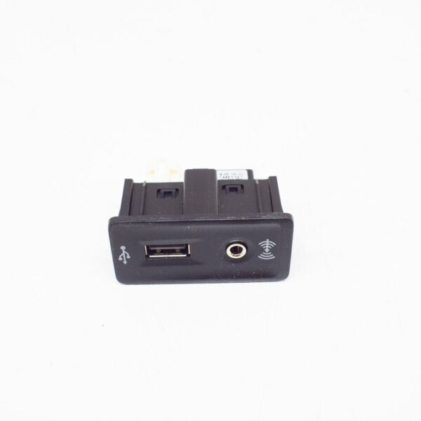 5G0035222C - Volkswagen GOLF MK7 USB and AUX-IN Port 5G0035222C New
