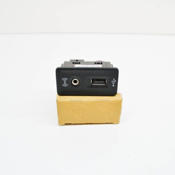 5G0035222F - Volkswagen BEETLE A5 USB and AUX-IN Port 5G0035222F NEW Genuine