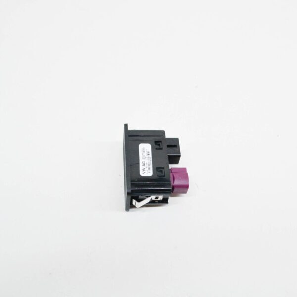 5G0035222F - Volkswagen BEETLE A5 USB and AUX-IN Port 5G0035222F NEW Genuine