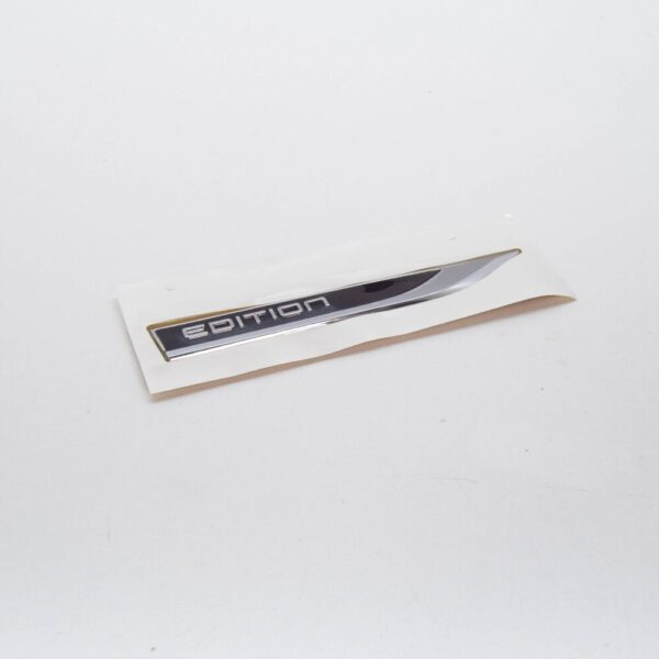 5G0853688AA - VW GOLF VII 5G MK7 RIGHT FENDER LOGO EMBLEM 5G0853688AADPJ NEW GENUINE