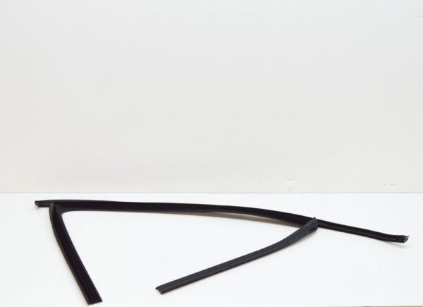 5N0837432G5AP - NEW VOLKSWAGEN TIGUAN MK1 FRONT RIGHT DOOR WINDOW GUIDE 5N0837432G5AP ORIGINAL