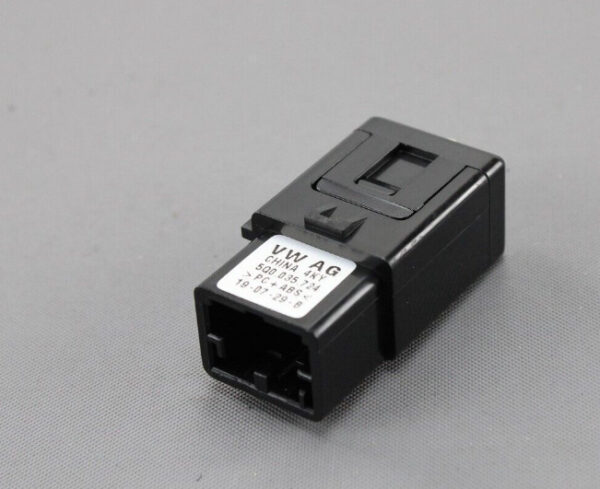 5Q0035724 - NEW VOLKSWAGEN CADDY 2K AUX-IN SOCKET 5Q0035724 ORIGINAL