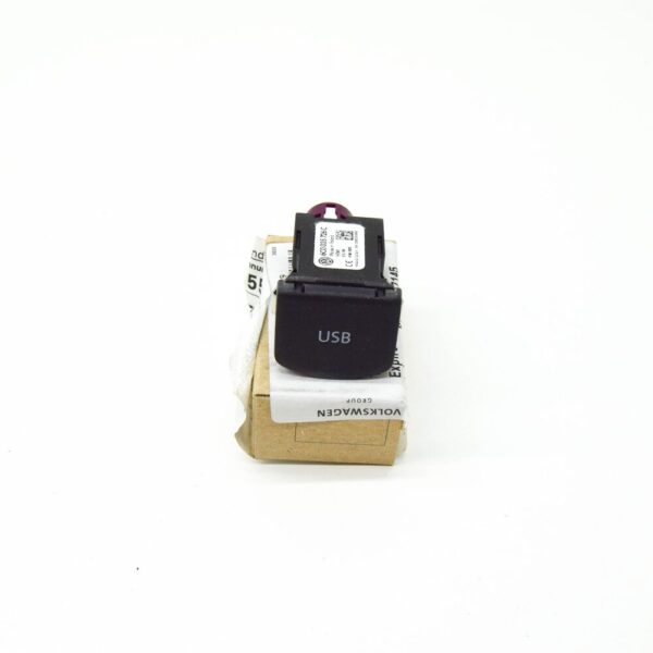 6C0035726C - Volkswagen POLO MK5 6R USB Socket With Cover 6C0035726C NEW GENUINE