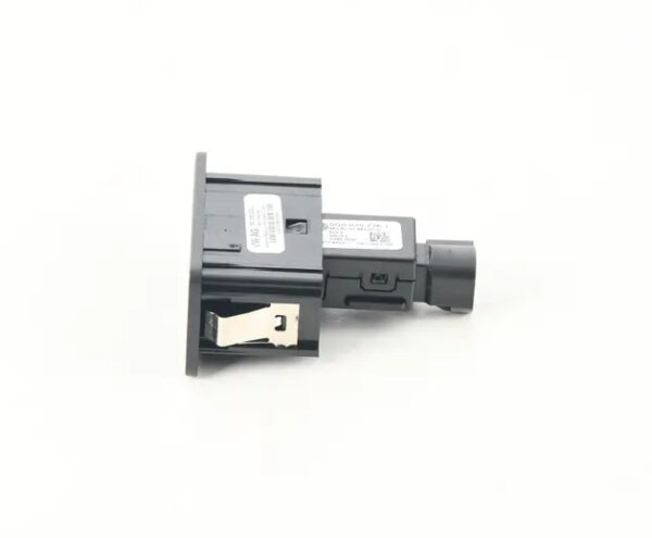 760035222J - NEW VW TOUAREG CR USB CONNECTOR 760035222J ORIGINAL