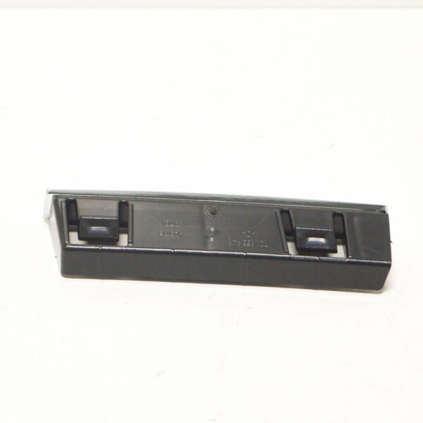 7C0853948MGM - NEW VOLKSWAGEN CRAFTER FRONT BUMPER GRILLE EMBLEM 7C0853948MGM